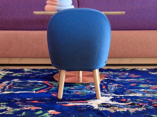 Tavolo con poltrona blu e tappeto colorato