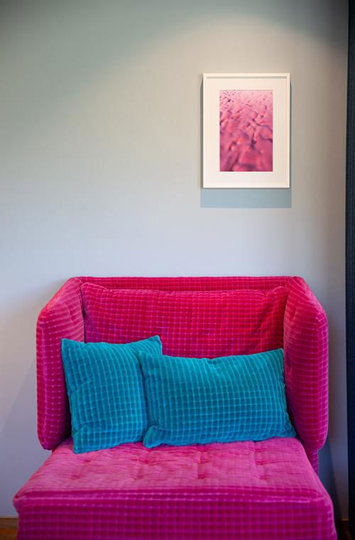 Pinker Sessel mit blauen Kissen Suite Clouds